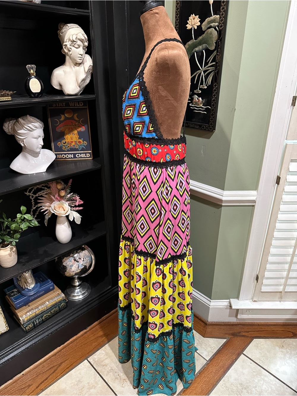 Alice + Olivia “Karolina” Crochet‑Trimmed Paneled Printed Crepe Maxi Dress - Picture 7 of 16